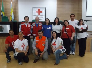 Voluntários reunidos no local do evento